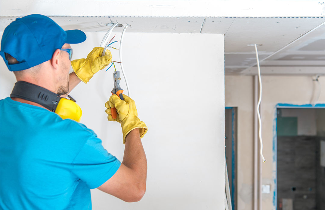 HiThere AI Virtual Receptionist scheduling electrical jobs, capturing project details, and offering available time slots.